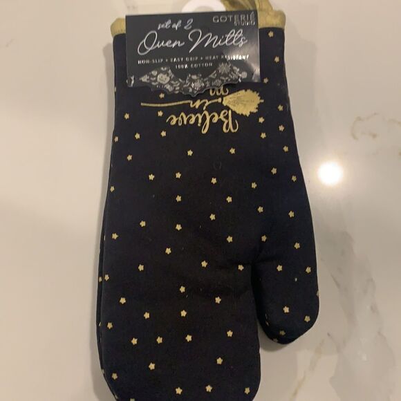 🎉1 hr sale 🎉Oven Mitts set of 2 - Picture 4 of 6